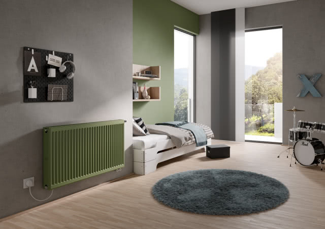 łóżko, koc, pościel, grzejnik, tablica na ścianie, półki, perkusja, okrągły dywan, pudełko, balkon