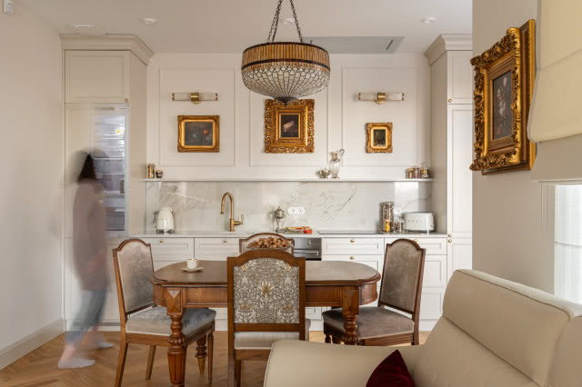 Biel i beż w salonie z antycznymi meblami