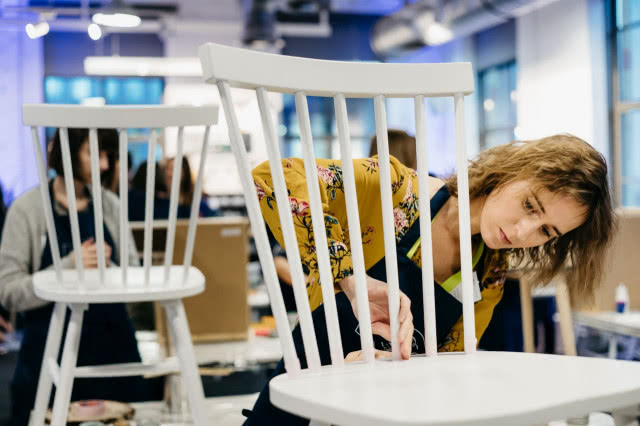 białe krzesła naprawiane przez Panie