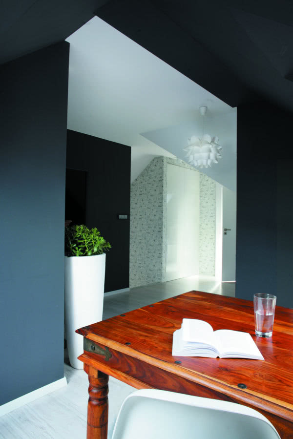 Ciemne ściany pracowni nie robią...