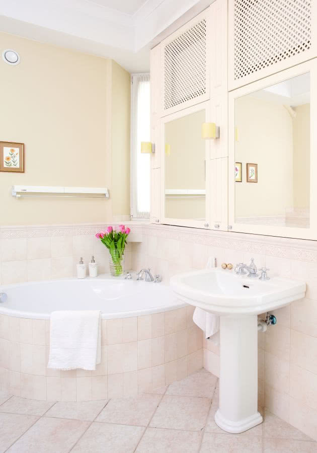 Łazienka. Duże lustra nad wanną i umywalką to...