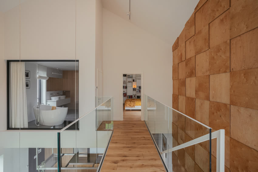 Gdy patrzymy z parteru, od strony salonu, naszą...