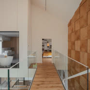 Nowoczesny dom w minimalistycznym stylu. Bryła ma kształt trapezu!