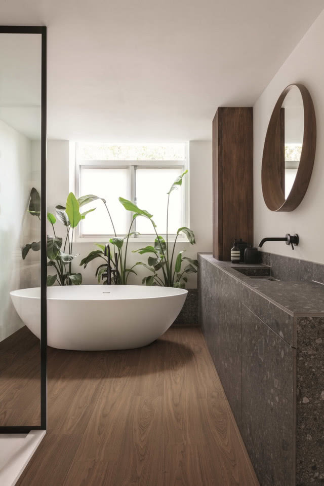 łazienka z wanną na środku