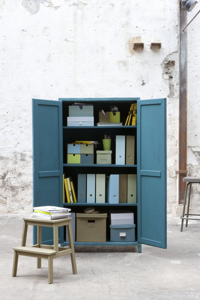 odnowiona stara szafa w kolorze niebieskim, segregatory