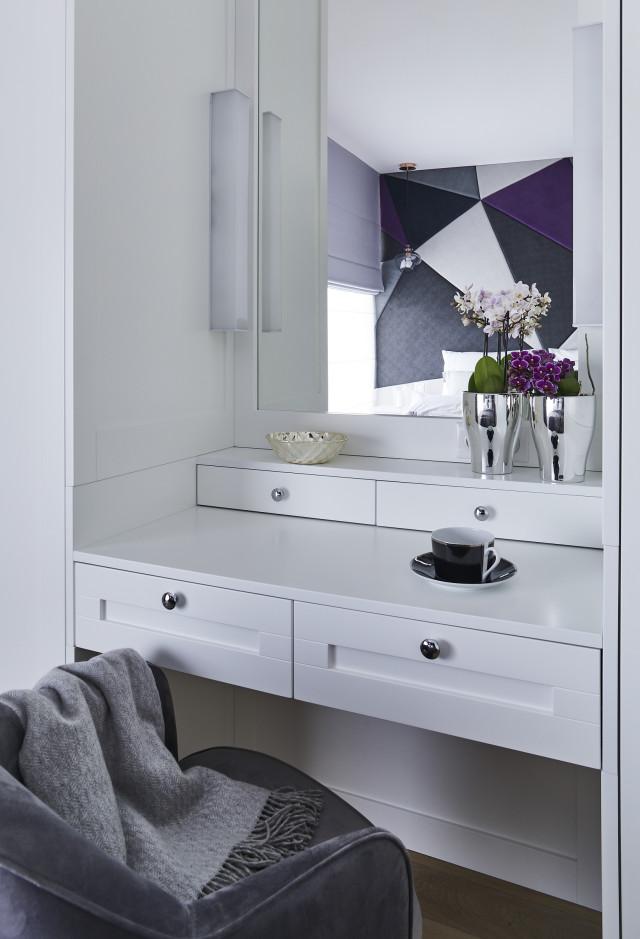 Biała toaletka w sypialni.