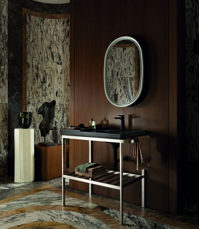 czarna umywalka, miejsce na kosmetyki, ręcznik, mydło, lustro, rzeźby 