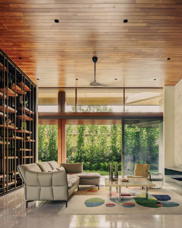 pokój z biblioteką