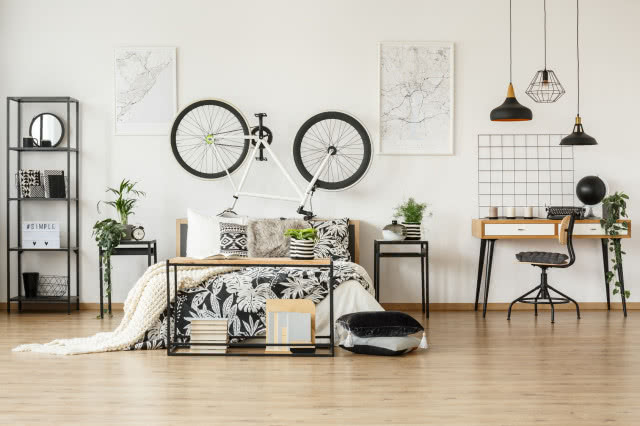 Rower powieszony nad łóżkiem w pokoju nastolatka