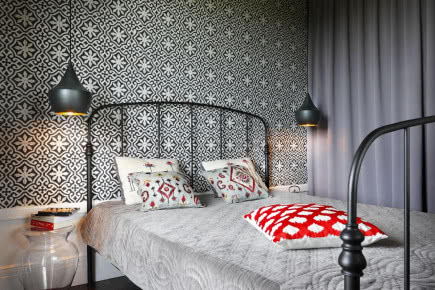 Ściana w sypialni obłożona wzorzystymi płytkami dekoracyjnymi