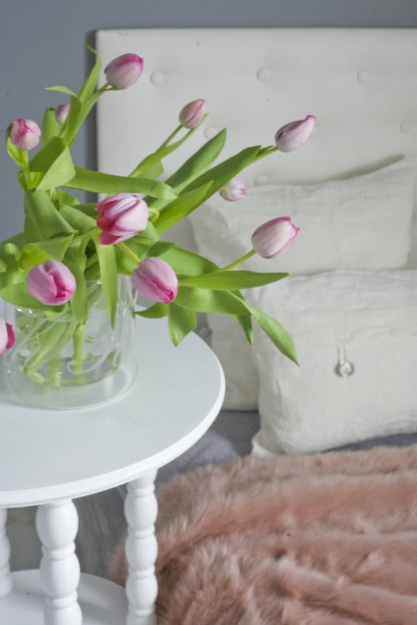 - Stolik na toczonych nogach w sypialni to żaden...