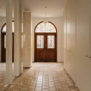 Słoneczny dom w kamieniu i drewnie. Ma aż 500 metrów kwadratowych!