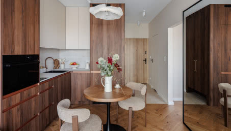 Mieszkanie w estetyce mid-century modern. Gdy design spotyka się z codziennym komfortem