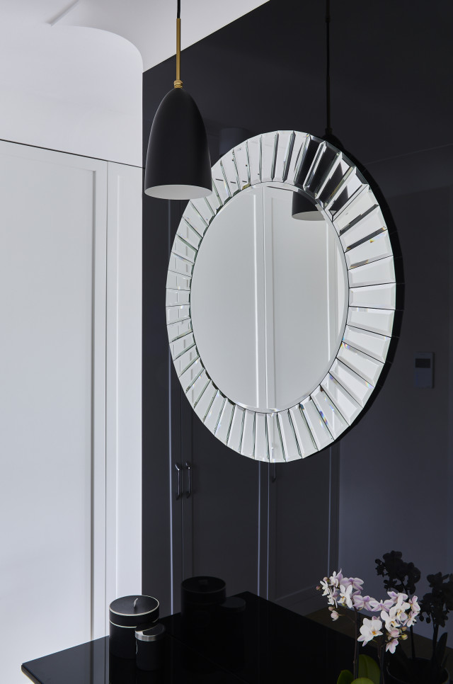 Okrągłe. srebrne lustro w stylu glamour.