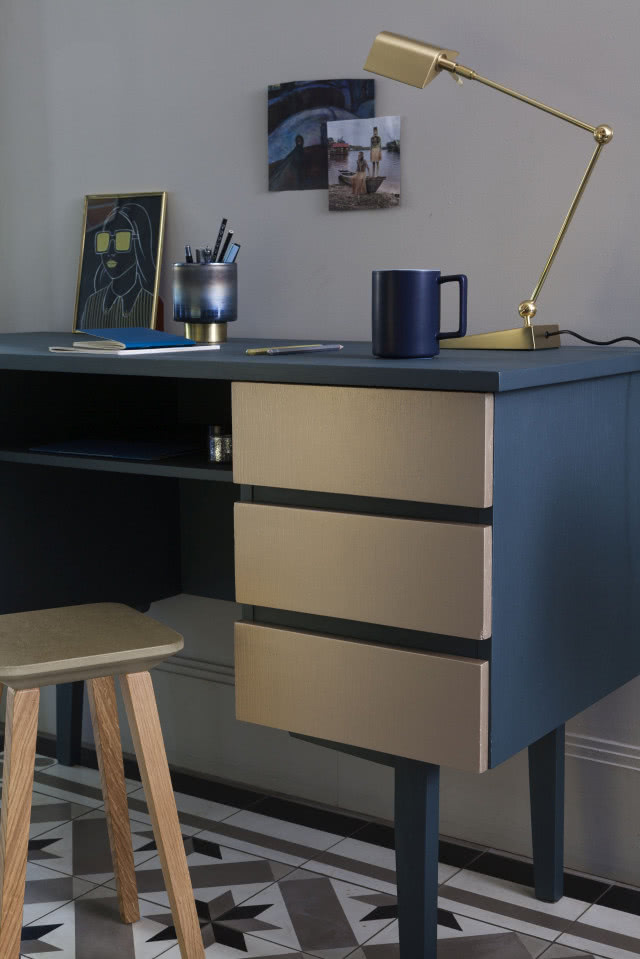 odnowione biurko- kolor niebieski i surowe drewno. Sołek w kolorze drewna