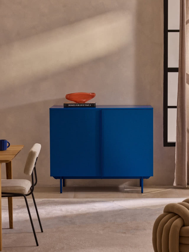 niebieska szafka na tle ściany w kolorze mocha mousse