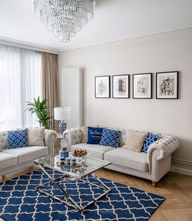 Dwie pikowane sofy w stylu chesterfield  pozwalają swobodnie delektować się relaksem i zapraszać przyjaciół na kawę.