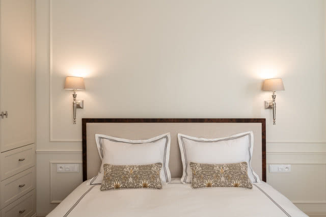 Biel i beż w sypialni z antycznymi meblami