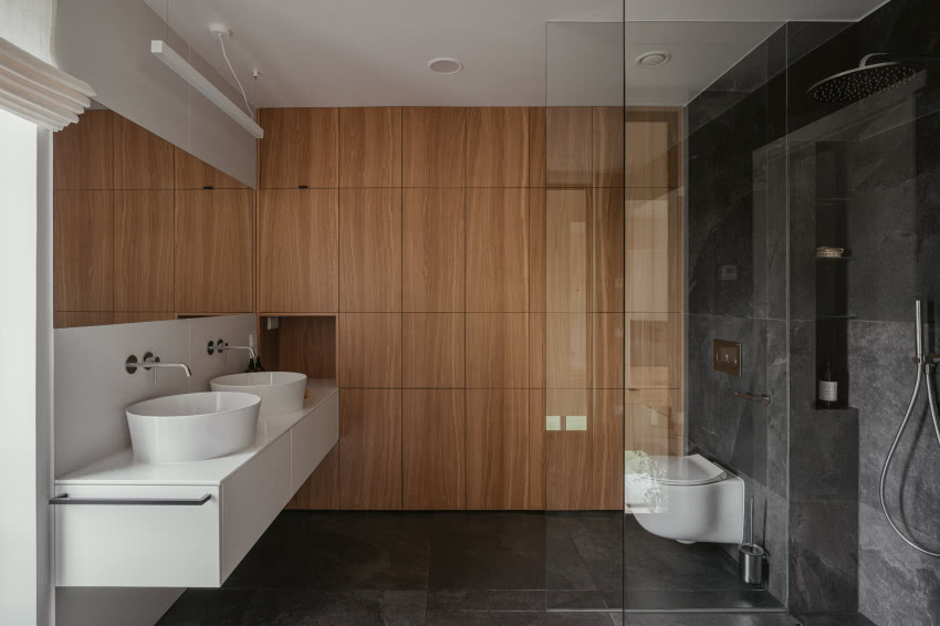 Gdy wejdziemy na piętro, do łazienki, obraz...