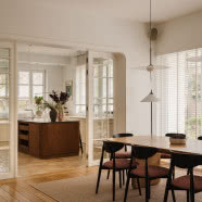 Słoneczny dom w kamieniu i drewnie. Ma aż 500 metrów kwadratowych!