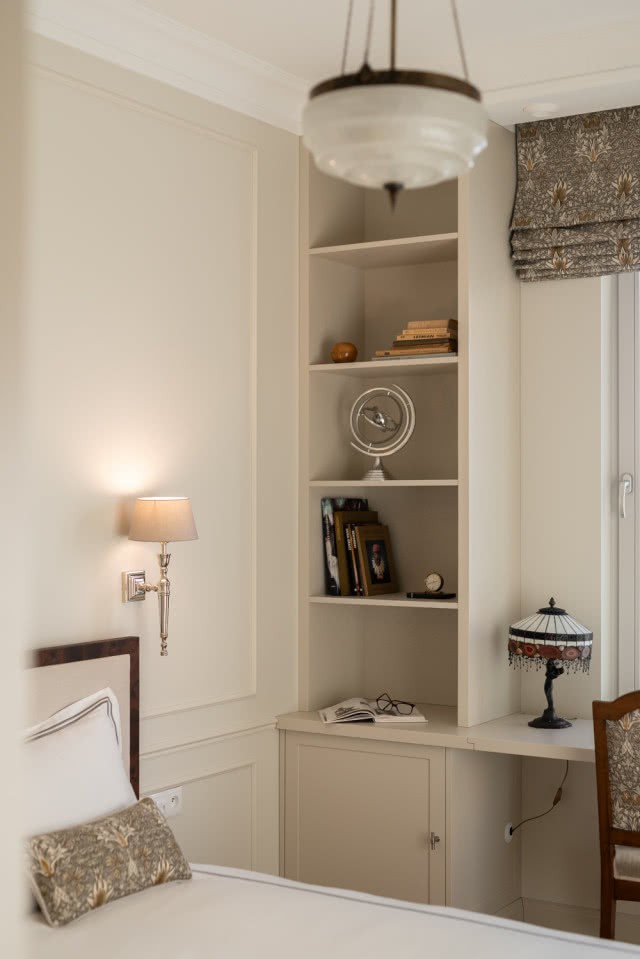 Biel i beż w sypialni z antycznymi meblami