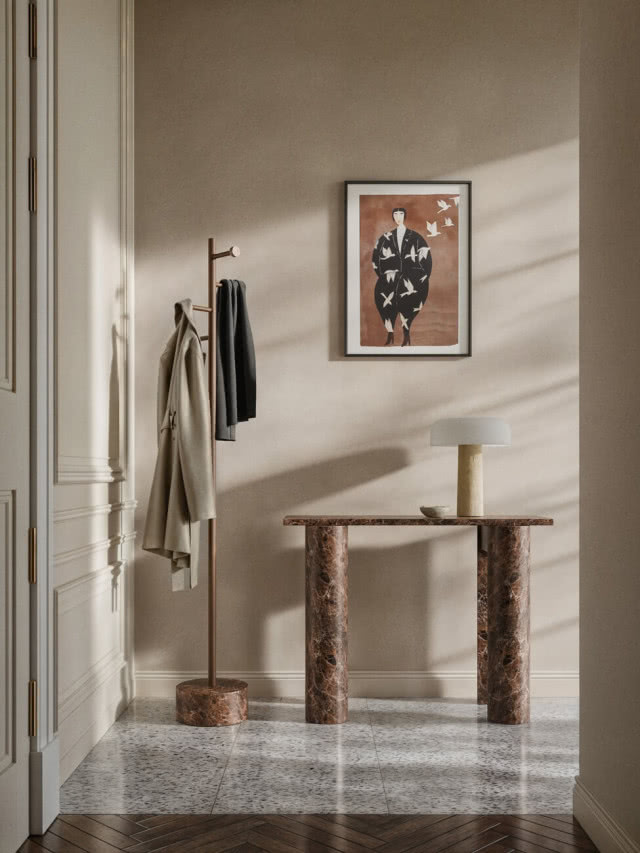 konsola w przedpokoju, obok wieszak