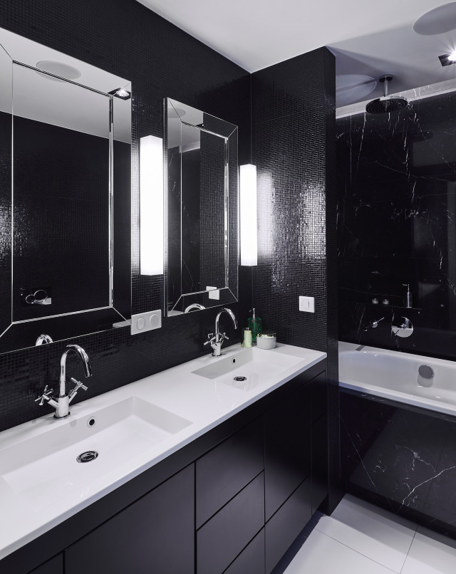 Czarna łazienka z motywem marmuru.