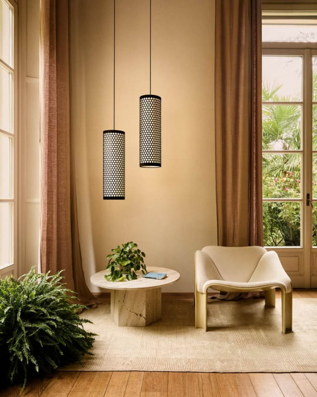 fotel beżowy i lampy wiszące