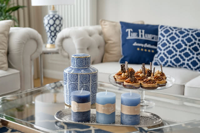 Właściciele przywiązują dużą wagę  
do detali, tu nie ma nic przypadkowego. Każdy element wystroju był wspólnie wybierany z projektantką. Tak jak 
szklany stolik, który odpowiada  
na refleksy kryształowego żyrandola.