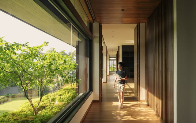 wnętrze z widokiem na ogród