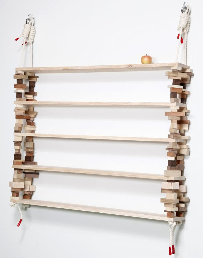 "Paciorkowa" półka na książki autorstwa Amy...