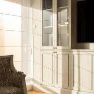 Kobiece mieszkanie w Starej Stoczni w Gdańsku. Tak architektka wyeksponowała w nim antyki!