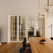 Słoneczny dom w kamieniu i drewnie. Ma aż 500 metrów kwadratowych!