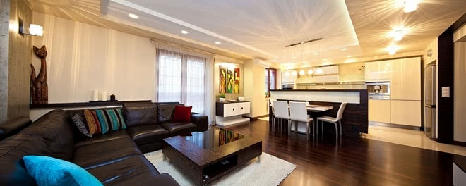 Brązowy apartament z pasiastymi dodatkami