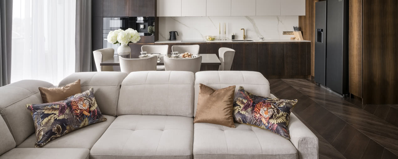 Apartament urządzony w złocie i fornirze