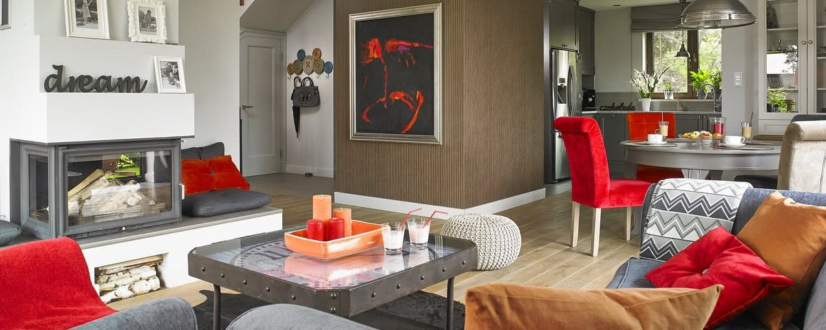 Szarość i mocne kolory w domu pod Warszawą