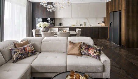 Apartament urządzony w złocie i fornirze