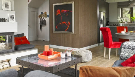 Szarość i mocne kolory w domu pod Warszawą