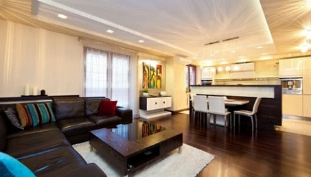 Brązowy apartament z pasiastymi dodatkami