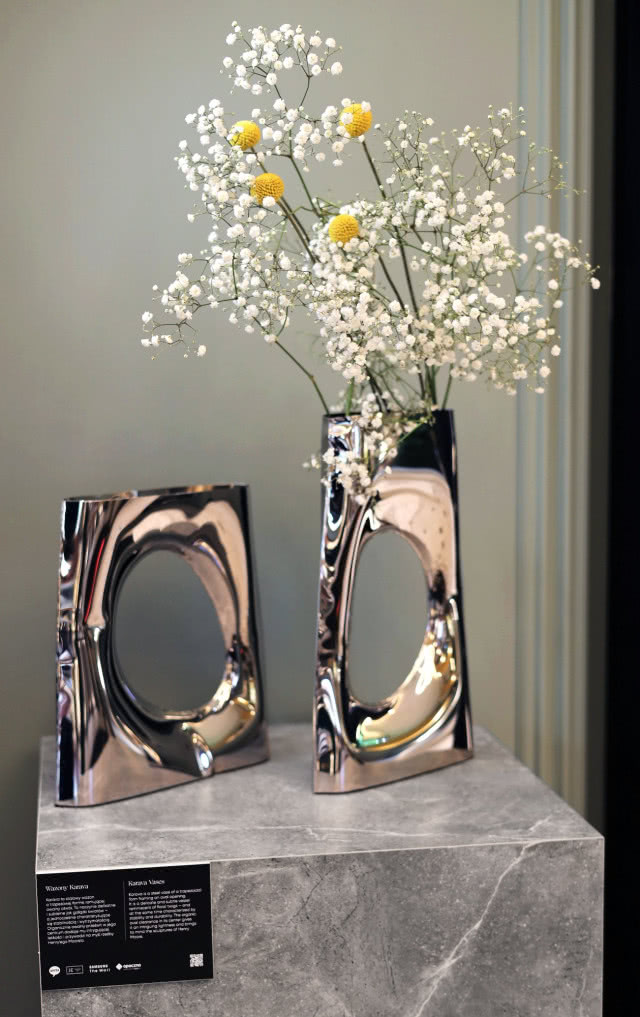 Srebrne wazony na kwiaty