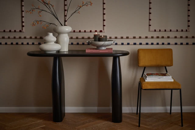 konsola z wazonami mają organiczne kształty