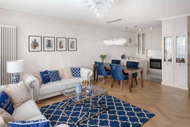 Kuchnia niemalże wtapia się  
w ścianę. Beżowa zabudowa staje się niewidzialna, a zdradzają ją jedynie witrynki. Jedna na kryształową zastawę, a druga  na wytwarzane przez pana  domu owocowe nalewki. 