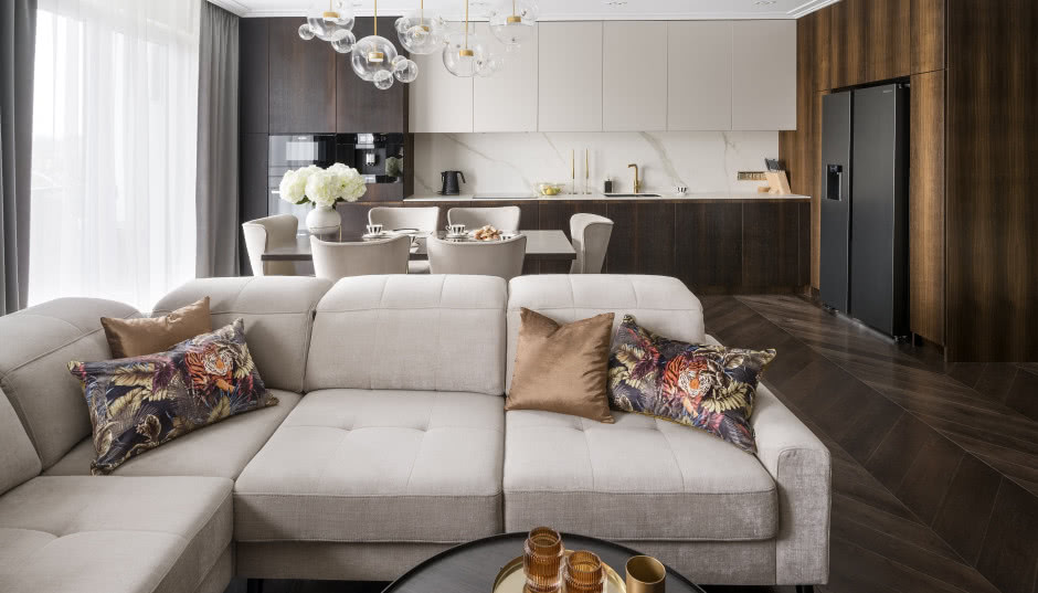 Apartament urządzony w złocie i fornirze