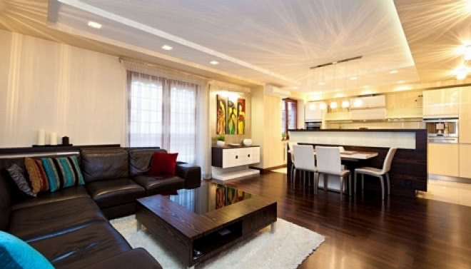 Brązowy apartament z pasiastymi dodatkami