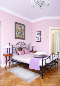 Klasyczna sypialnia w pastelowych kolorach.