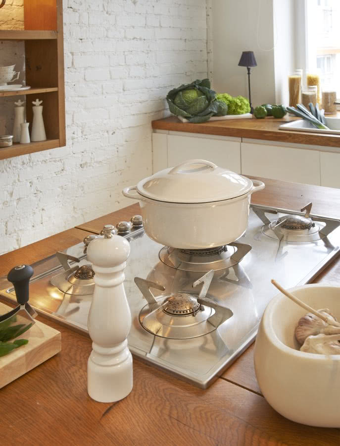 Gazowa płyta kuchenna na wyspie.