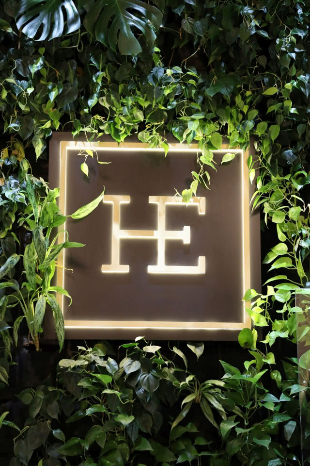 Nowoczesny neon na tle zielonych liści