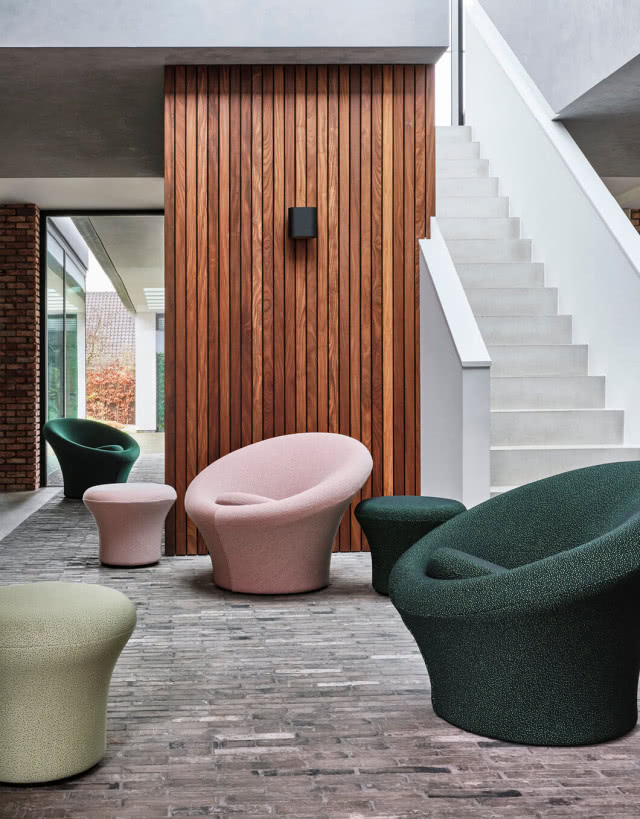 kilka foteli w pokoju