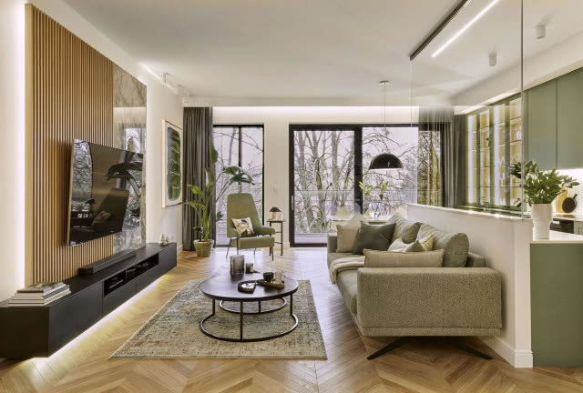 Przestronny salon z jodełką francuską na podłodze