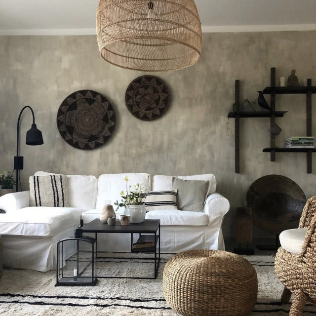 Zdjęcie salonu z białą sofą i rattanowymi lampami